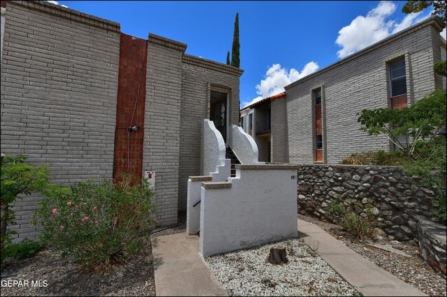 Building Photo - 6201 ESCONDIDO Dr
