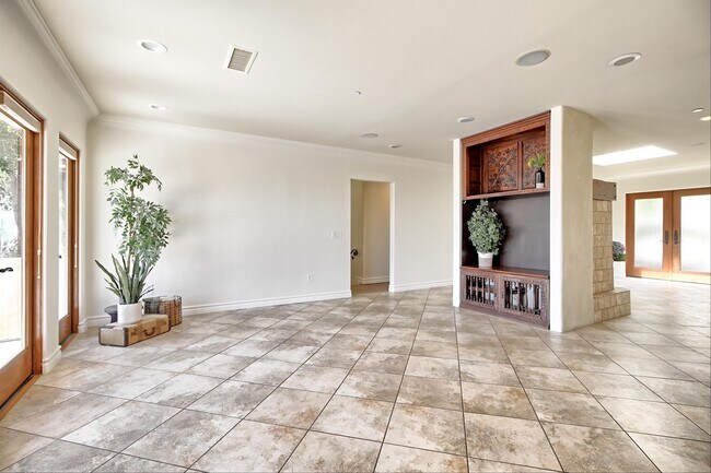 Building Photo - 2166 Palomar Ave