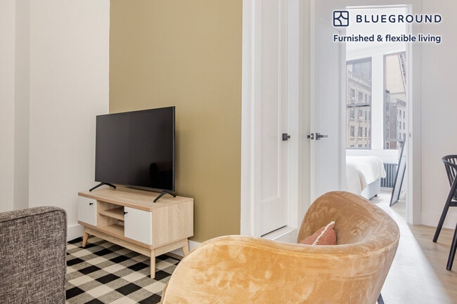 Building Photo - 161 W 54th St