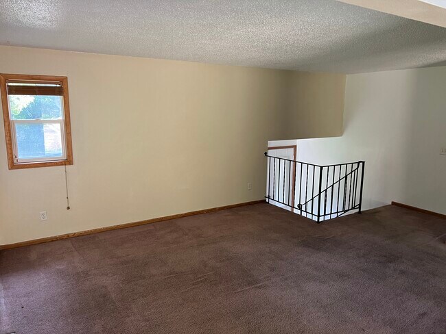 Building Photo - 8653 Woodlawn Dr