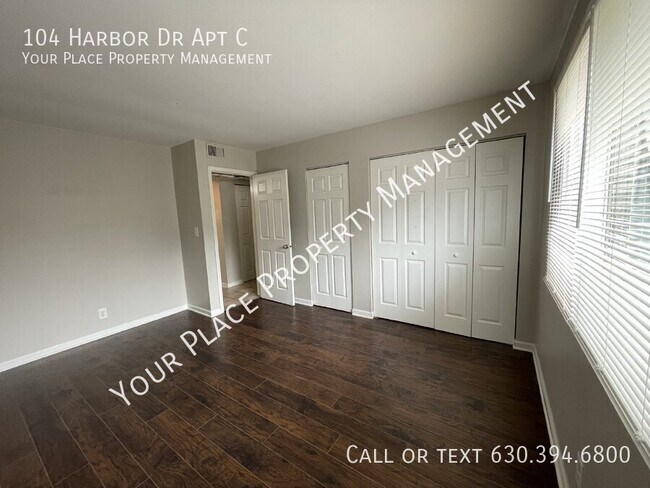 Building Photo - Freshly Painted 2BR, 1BA Centrally Located...