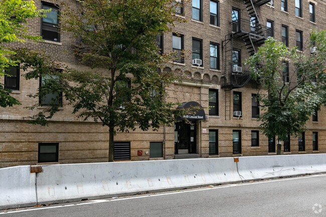 Foto del edificio - 38-05 Crescent Street
