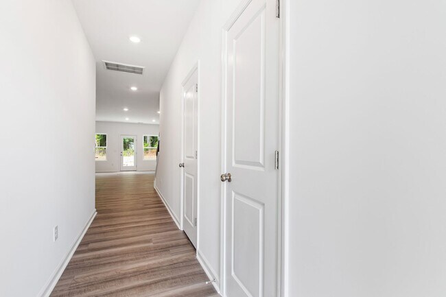 Foto del edificio - Modern 3-Bedroom Townhome Near Downtown Du...