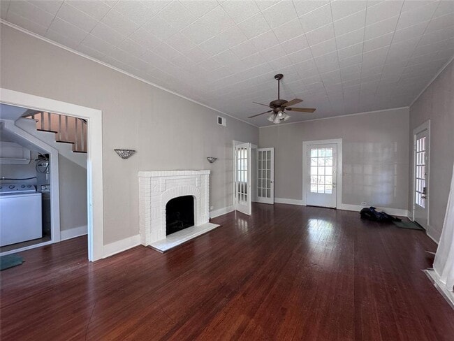 Building Photo - 410 Burleson St