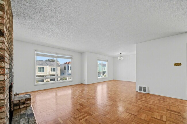 Foto del edificio - 72 Huntington Dr