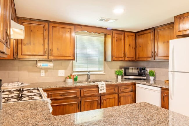 Foto del edificio - 3912 Crestview Dr