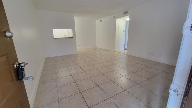 Foto del edificio - 3712 N University Dr