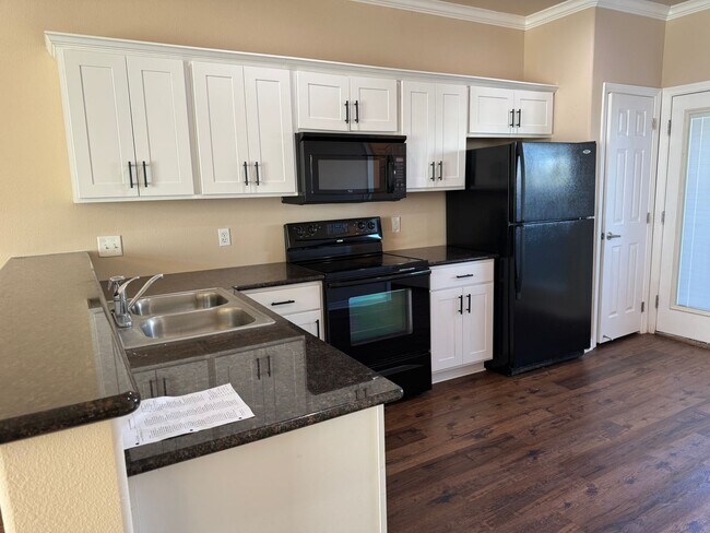 Foto del edificio - JULY MOVE IN - Spacious 3 Bedroom 3.5 Bath...