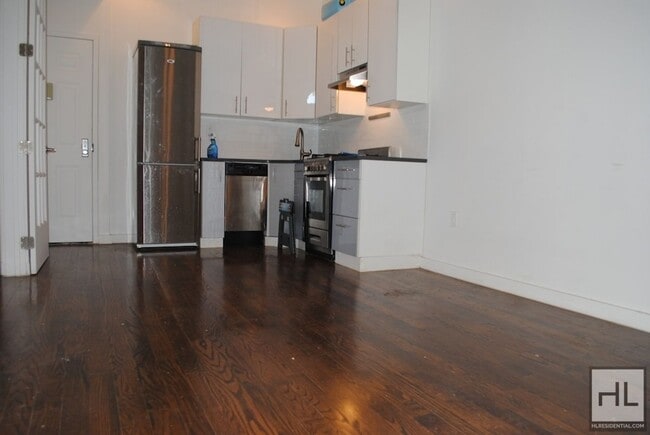 Foto del edificio - EASTERN PARKWAY / NO FEE / Spacious 2-Bed 1-Bath Crown Heights / Prospect Park