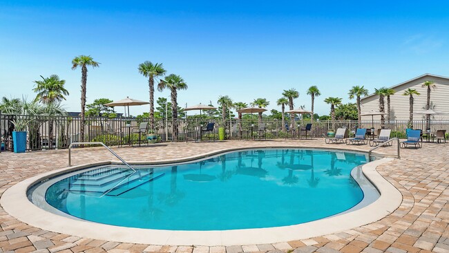 Disfrute de la tranquilidad todos los días en nuestra lujosa piscina estilo centro vacacional, un oasis para combatir el calor de Florida y disfrutar de la serenidad. - The Fairpointe at Gulf Breeze