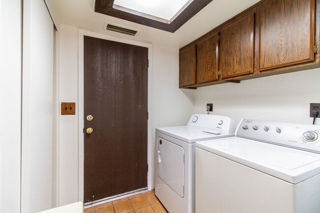 Building Photo - EXCELLENT 2BED, 1.5BATH TOWNHOUSE LOCATED NEAR 48TH ST & GUADALUPE
