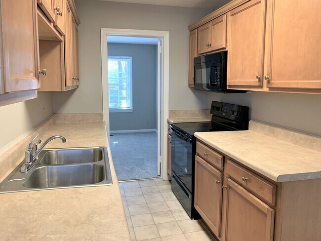 Foto del edificio - Four Seasons Area, 3 Bedrooms Plus Office, Fire Place, Convenient to Mall & Interstates.