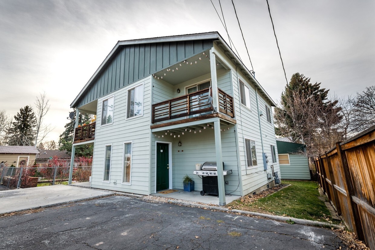 Building Photo - Riverside Triplex