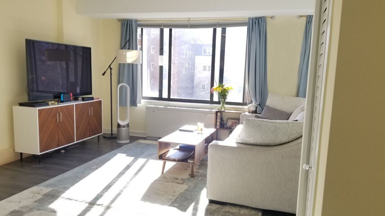 Bright Spacious Living Area - 5410 Connecticut Ave NW