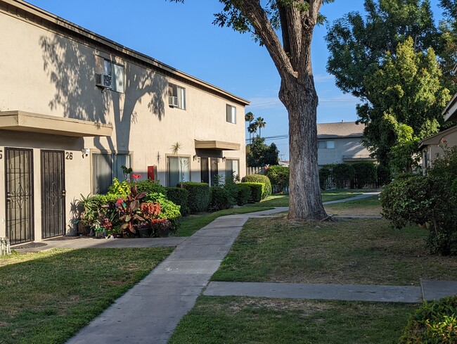 Foto del edificio - 4625 W Chapman Ave