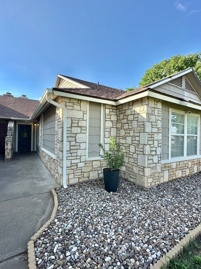 Foto del edificio - COMING SEPTEMBER 2025 - Updated 3 Bedroom ...
