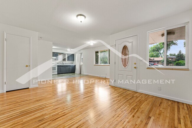 Foto del edificio - Spacious Half Duplex with 1 Car Garage and...