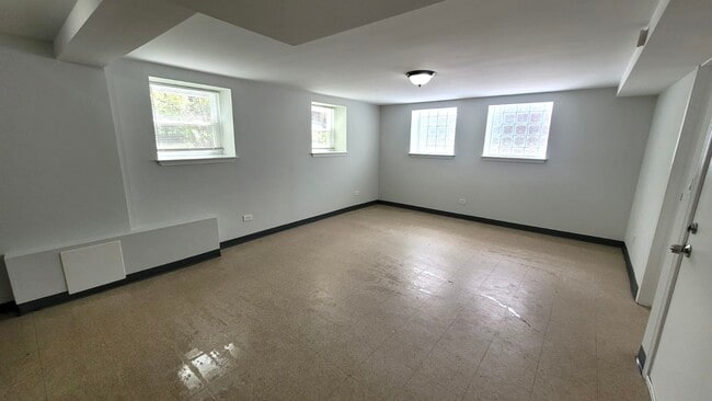 Building Photo - 4038 W Dickens Ave