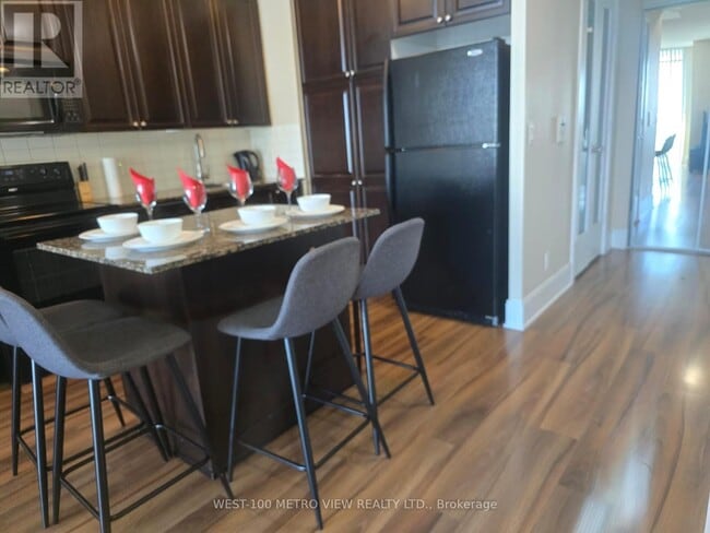 Photo du bâtiment - 330 Burnhamthorpe Rd W