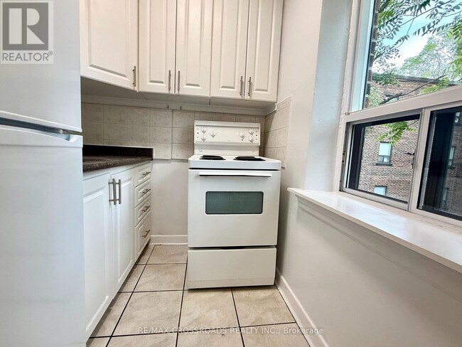 Photo du bâtiment - 2770-2770 Yonge St