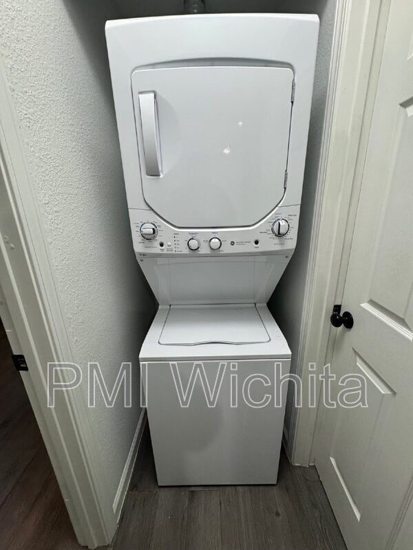 Building Photo - 420 W Mahoney Dr