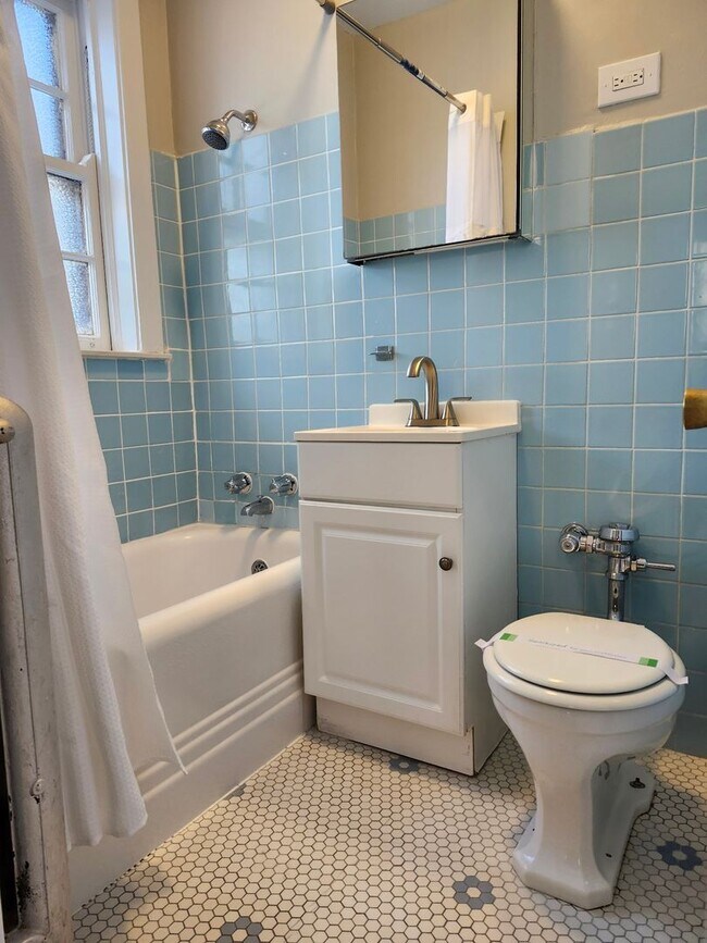 Foto del edificio - Beautiful Edgewater Efficiency Studio ~ Heat Included ~ Cats Welcome