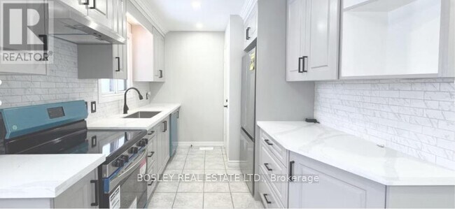 Photo du bâtiment - 100 Fairway Rd N