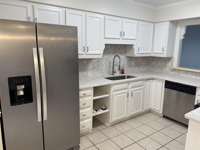 Building Photo - 655 Croston Dr