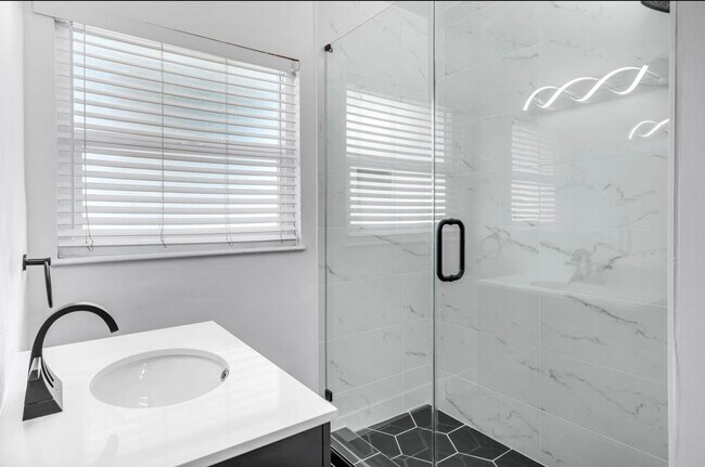 Foto del edificio - Gorgeous Remodeled 3 Bedroom 2 Bath Pool H...