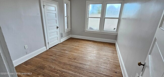 Building Photo - 123 Oak St