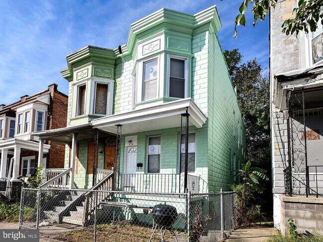 Building Photo - 234 Collins Ave