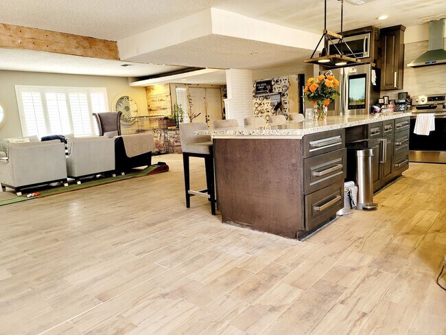 Foto del edificio - Walk to Strip! Expansive House with Mother...