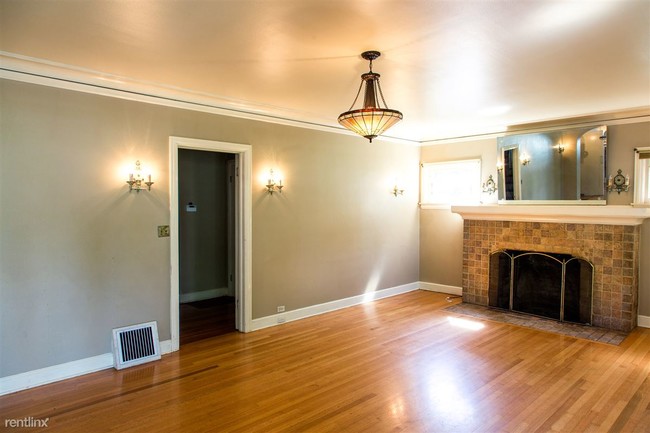 Foto del edificio - 6 br, 3 bath House - 850 W 11th Ave