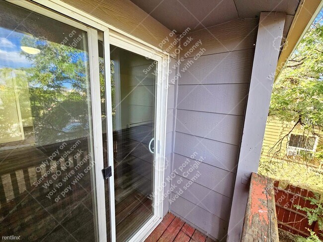 Foto del edificio - 2 br, 1 bath 4plex - 4270 Loomis Ave D D