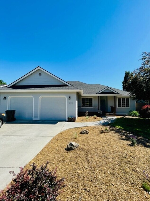 Primary Photo - Charming 4 bedroom single level home w/A/C...