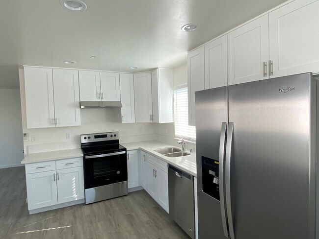 Building Photo - Place 206 W Robertson Ave