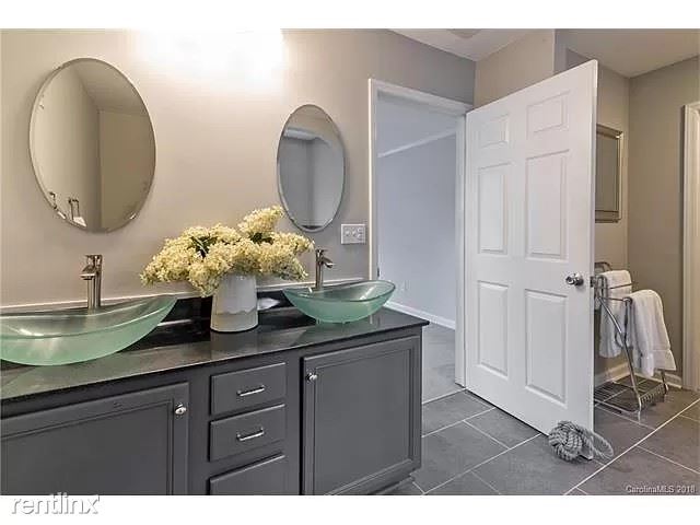 Building Photo - 3 br, 2.5 bath House - 616 South Torrence ...