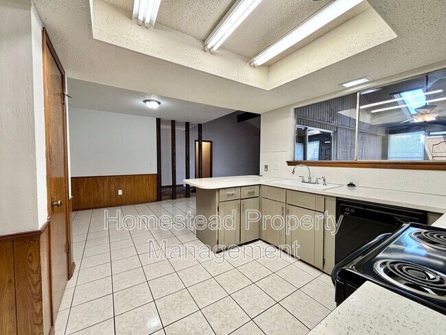 Building Photo - 701 N Meadow Ln