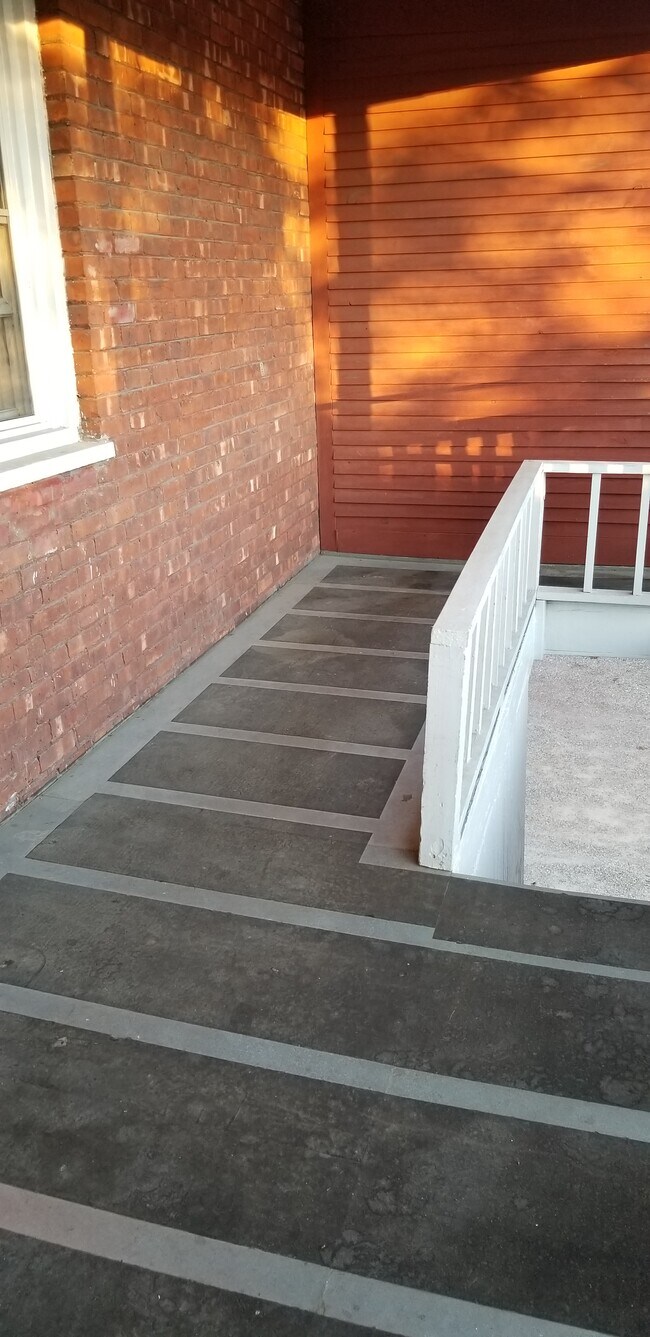 Cubierta - 24 E Main St