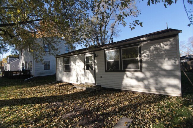 Building Photo - Charming 2 Bed, 1 Bath Home with Move-In S...
