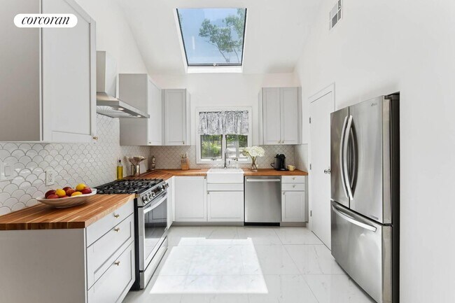 Foto del edificio - 37 Trout Pond Rd