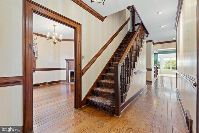 Building Photo - 512 Courtfield Ave