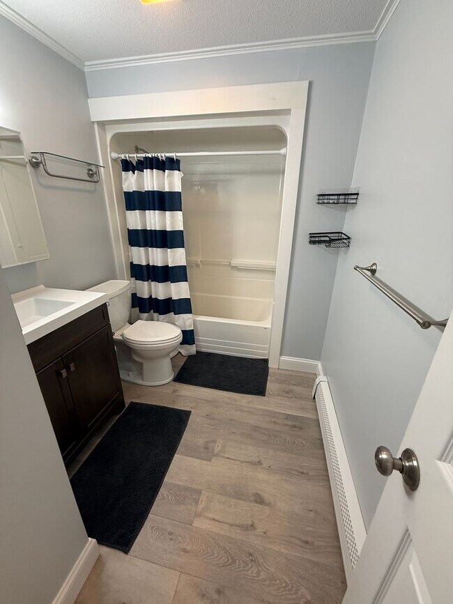 Foto del edificio - A two bedroom, 1 and a half bath unit in Townhouse. Unit 11-$2,800 per month plus utilities