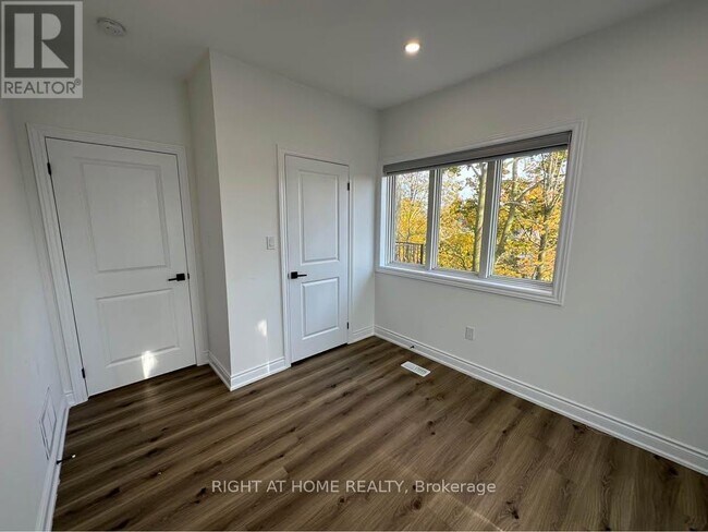 Photo du bâtiment - 700 Winchester Rd E