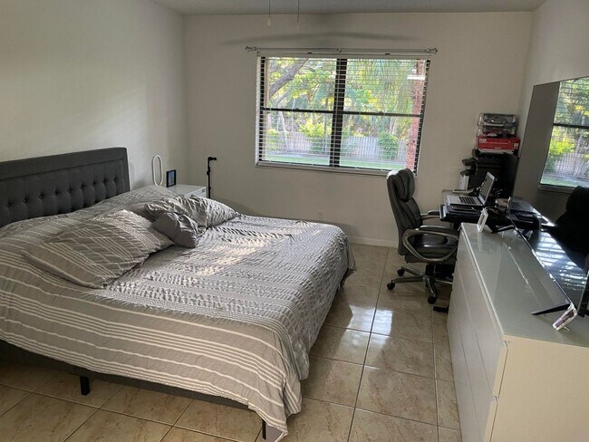 Foto del edificio - 5975 Forest Hill Blvd