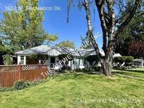 Building Photo - 1017 NE Birchwood Dr