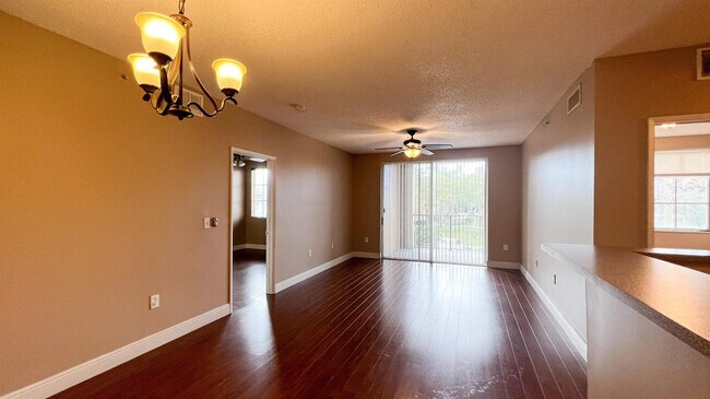 Foto del edificio - 7950 N Nob Hill Rd