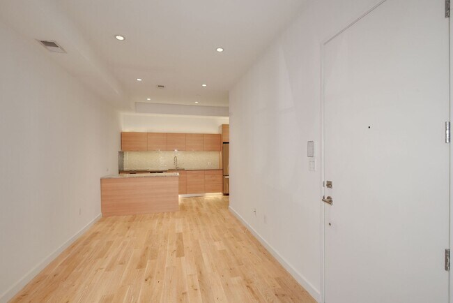 Foto del edificio - Recently Renovated //2 bed 2 bath home wit...
