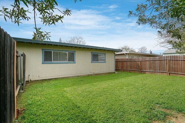 Foto del edificio - Beautiful duplex locate in Sacramento!