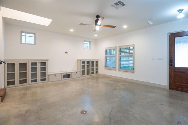 Building Photo - 610 W Live Oak St